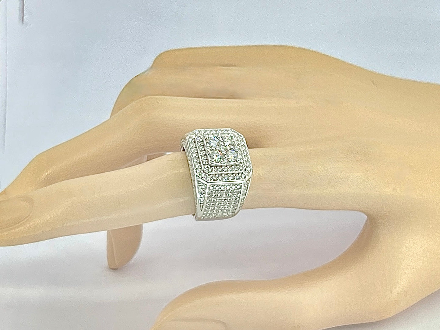 Exclusieve ring vol gezet met briljanten