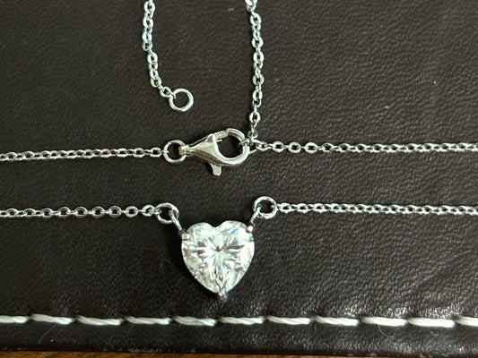 Witte solitair halsketting met een hart vorm briljant van hoge kwaliteit