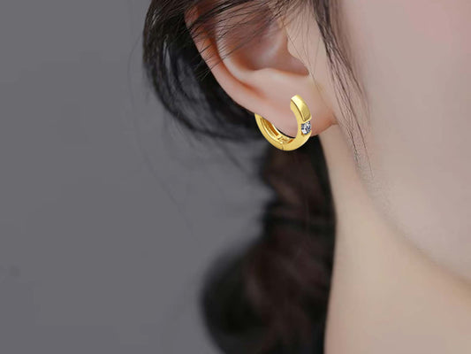 Gele oorbellen met een briljant gezet