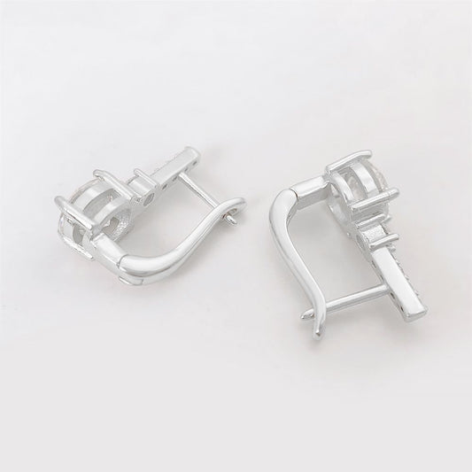 Witte staaf oorbellen met grote briljanten en meerdere kleine briljanten