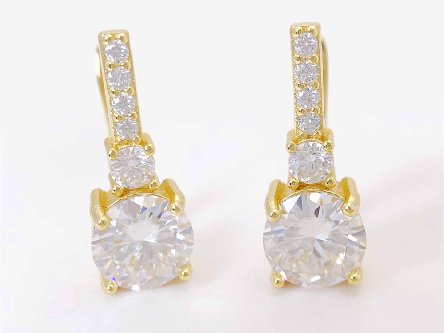 Gele staaf oorbellen met grote briljanten en meerdere kleine briljanten