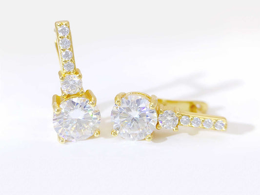 Gele staaf oorbellen met grote briljanten en meerdere kleine briljanten