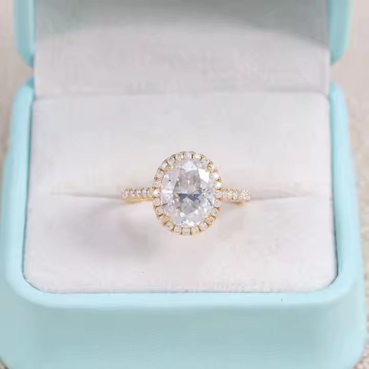 Gele entourage ring met een grote ovaal geslepen briljant