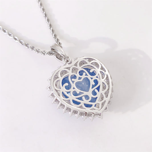 Witte hanger met een grote saffier blauw gekleurde hartvorm edelsteen en witte briljanten