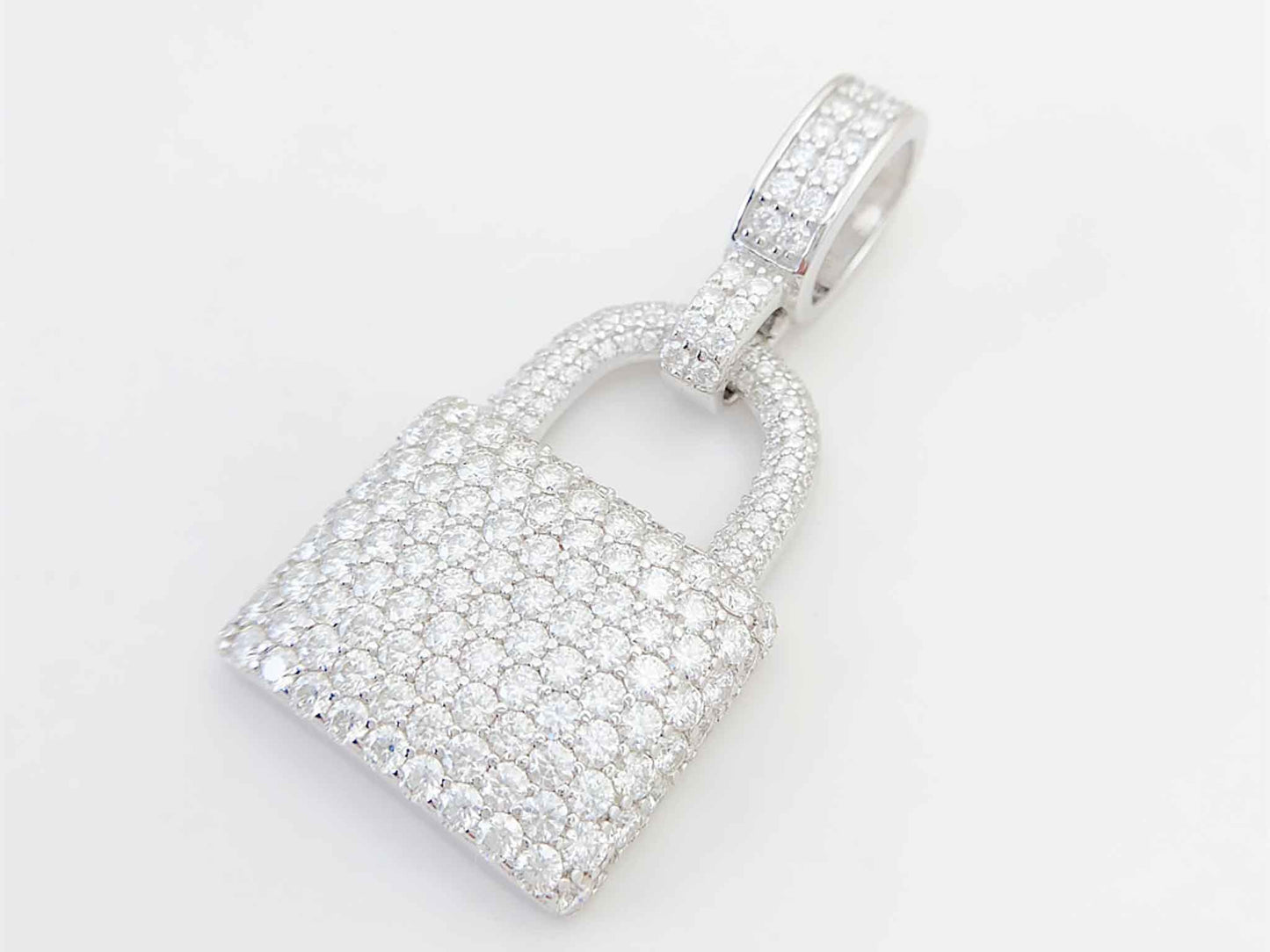 Witte "lock" hanger volledig rondom gezet met witte briljanten