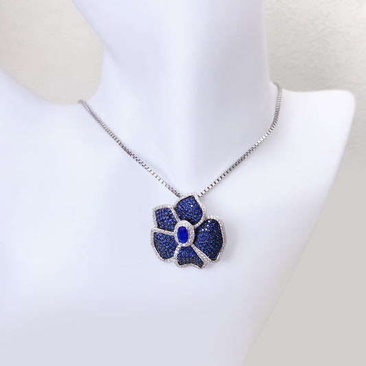 Bloem hanger helemaal vol gezet met blauwe edelstenen en witte briljanten