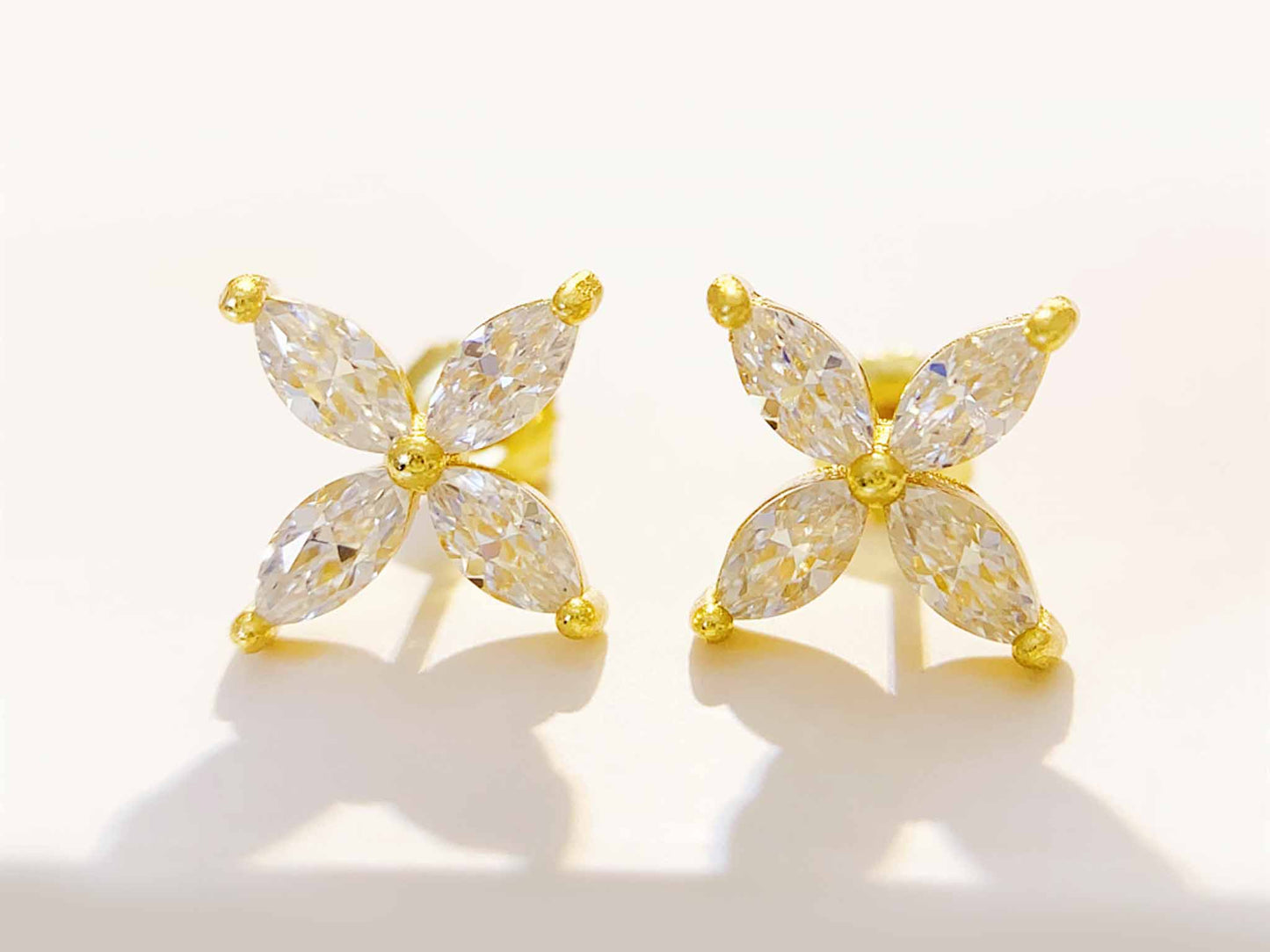 Gele oorknoppen met marquisen gezet