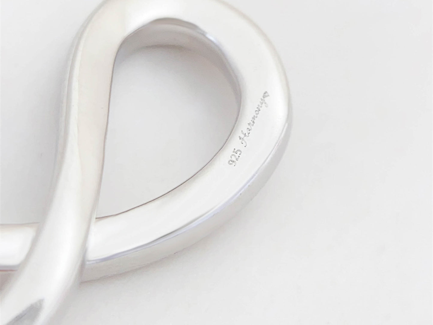 Witte ketting met infinity hanger rond gezet met briljanten