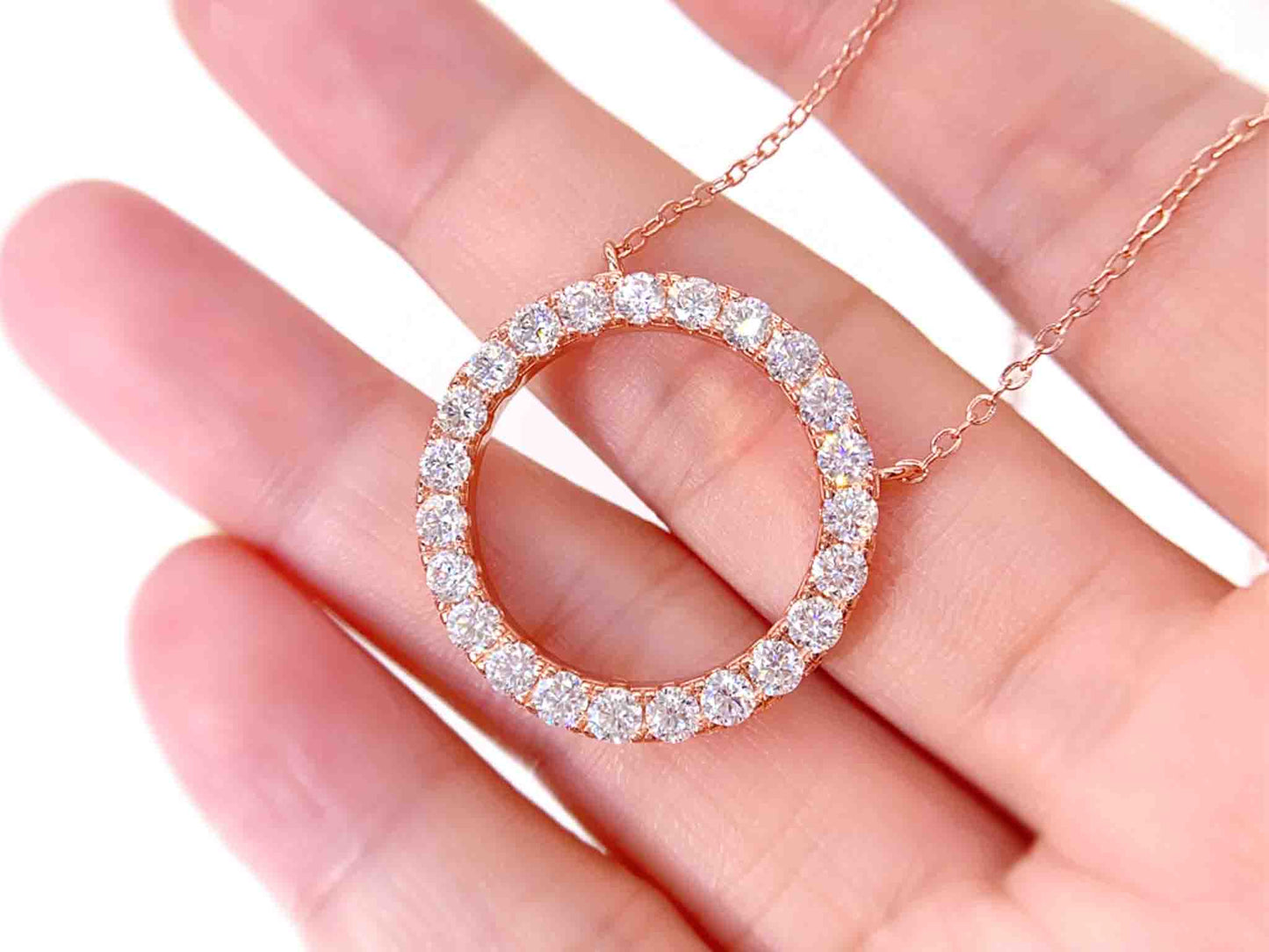 Rose ronde hanger met ketting rondom gezet met grote briljanten