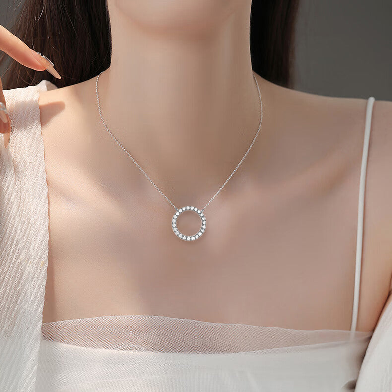 Witte ronde hanger met ketting rondom gezet met grote briljanten