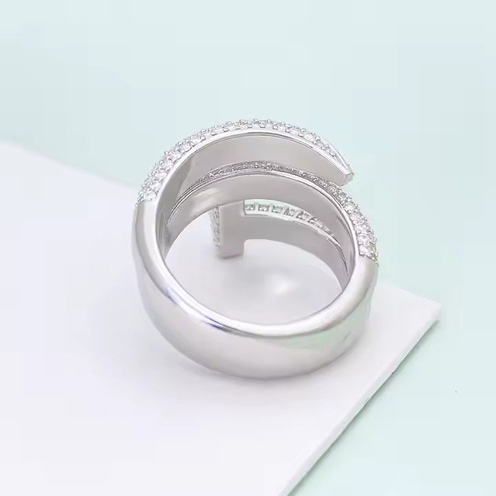 Witte spijker ring volledig rondom pave gezet met witte briljanten