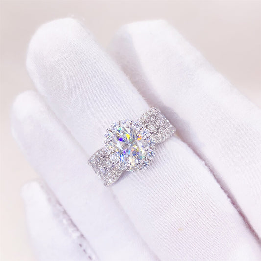 Entourage ring met briljanten en een grote witte ovaal