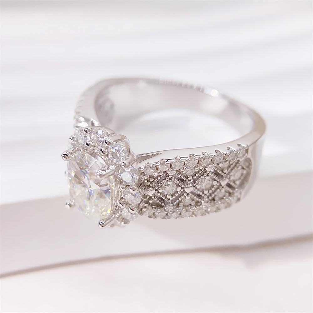 Entourage ring met briljanten en een grote witte ovaal