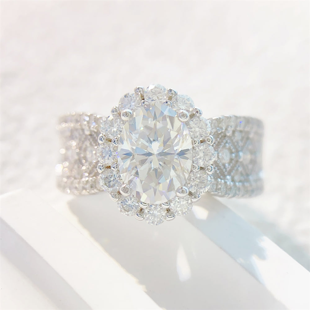 Entourage ring met briljanten en een grote witte ovaal