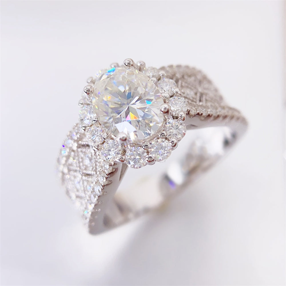 Entourage ring met briljanten en een grote witte ovaal