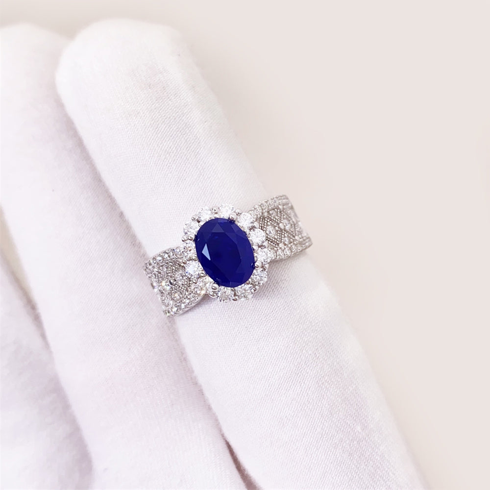 Entourage ring met briljanten en een saffier blauwe ovaal geslepen edelsteen