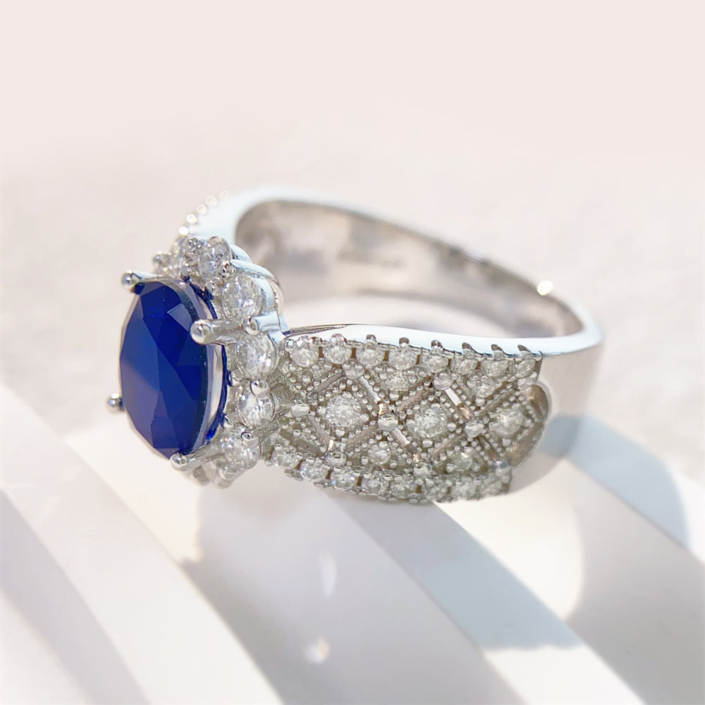 Entourage ring met briljanten en een saffier blauwe ovaal geslepen edelsteen