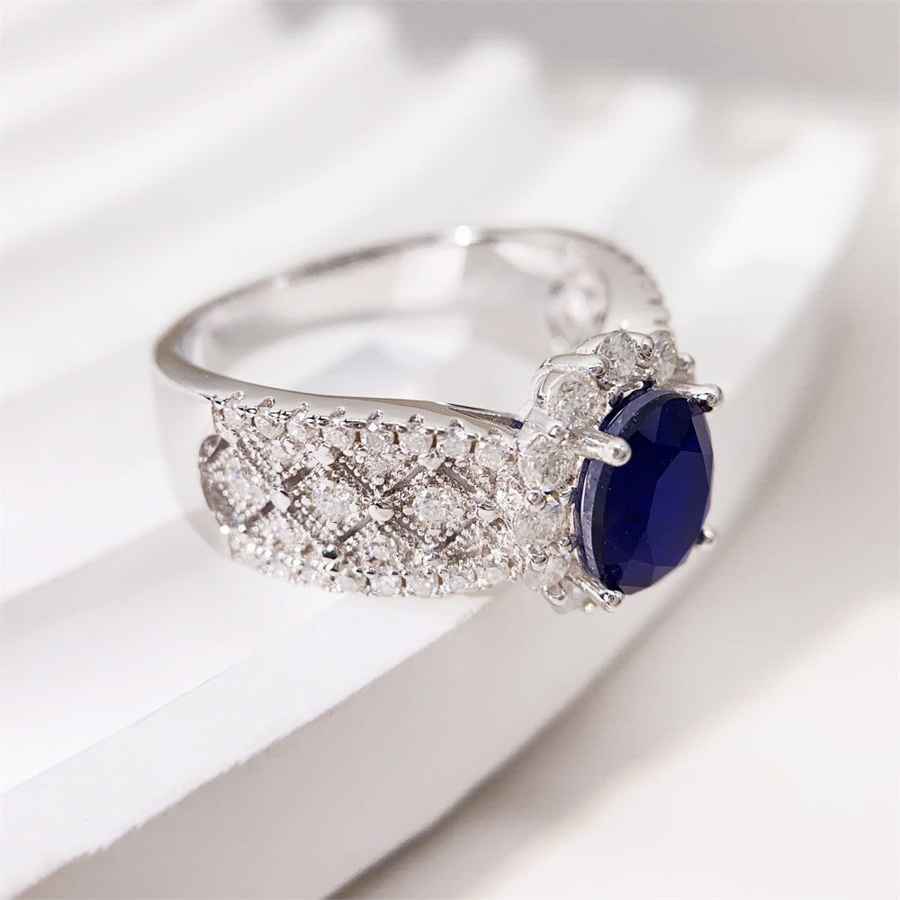 Entourage ring met briljanten en een saffier blauwe ovaal geslepen edelsteen