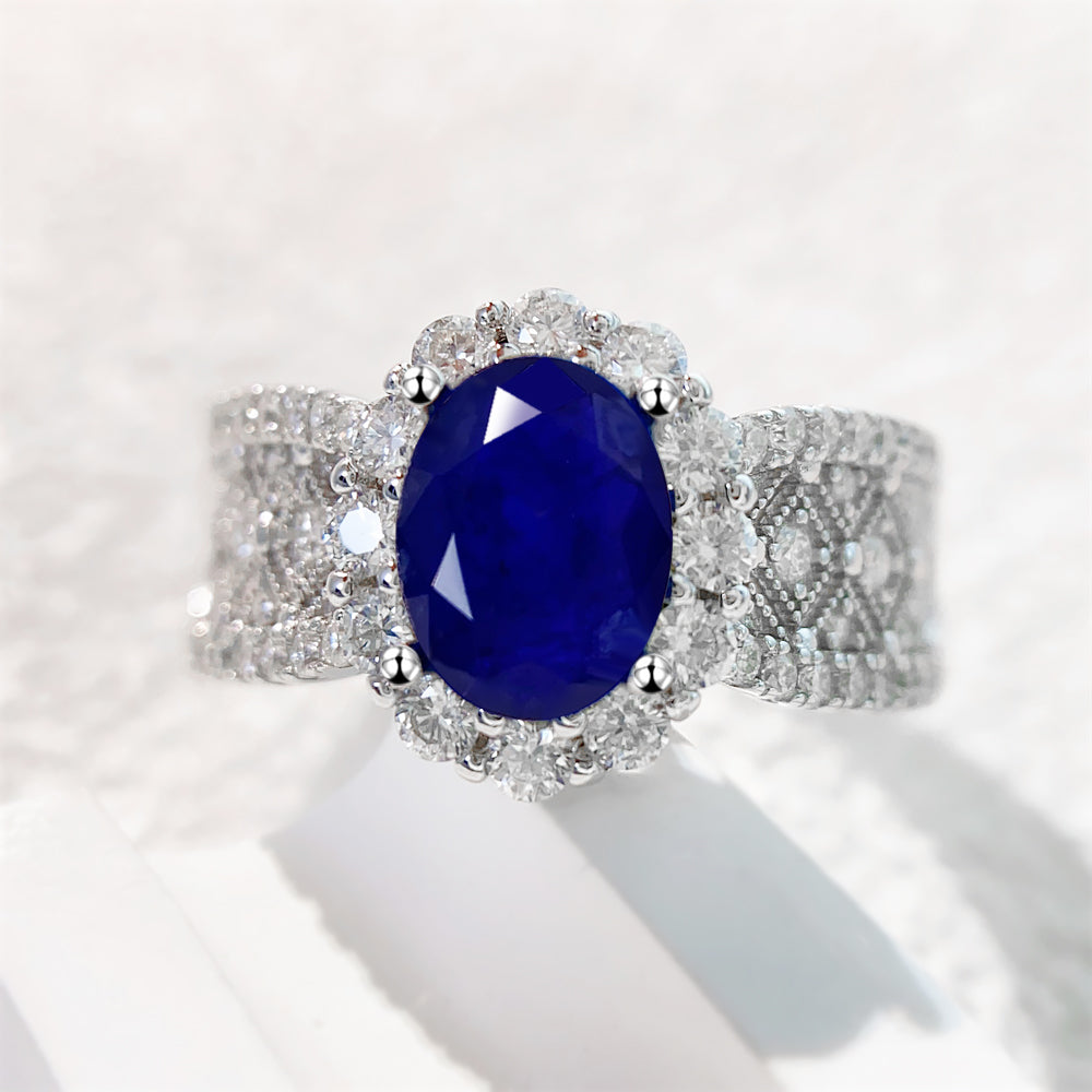 Entourage ring met briljanten en een saffier blauwe ovaal geslepen edelsteen