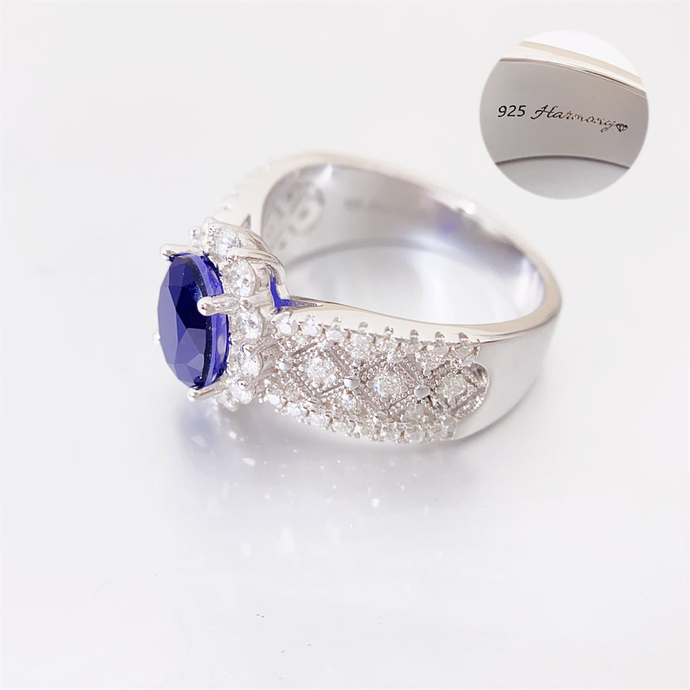 Entourage ring met briljanten en een saffier blauwe ovaal geslepen edelsteen