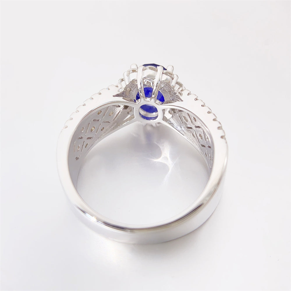 Entourage ring met briljanten en een saffier blauwe ovaal geslepen edelsteen