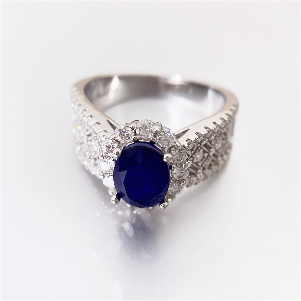 Entourage ring met briljanten en een saffier blauwe ovaal geslepen edelsteen