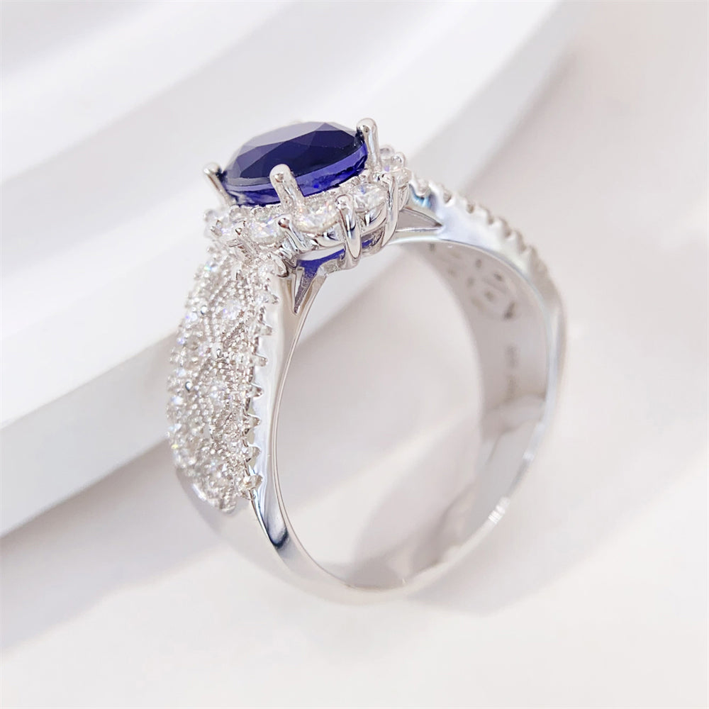 Entourage ring met briljanten en een saffier blauwe ovaal geslepen edelsteen