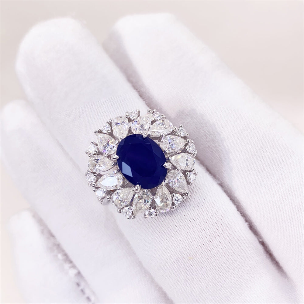 Design ring met briljanten, peer vorm briljanten en een grote saffier blauwe ovaal