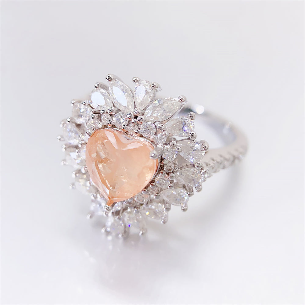 Entourage ring met een roze hart vorm, kleine briljanten, marquizen en peer vorm briljanten