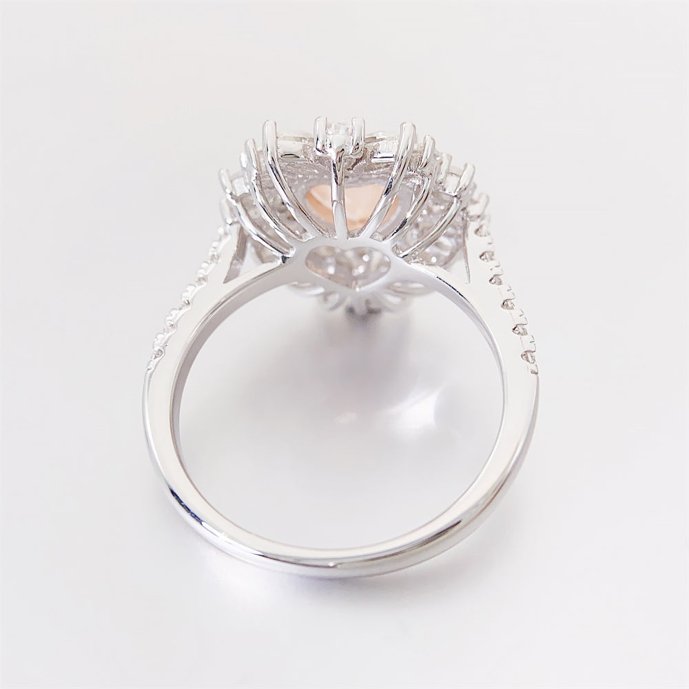 Entourage ring met een roze hart vorm, kleine briljanten, marquizen en peer vorm briljanten