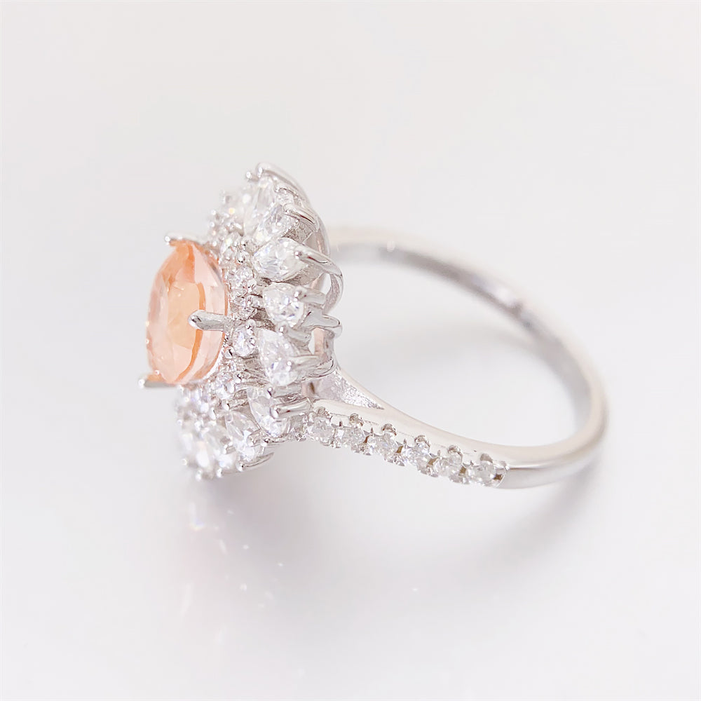 Entourage ring met een roze hart vorm, kleine briljanten, marquizen en peer vorm briljanten