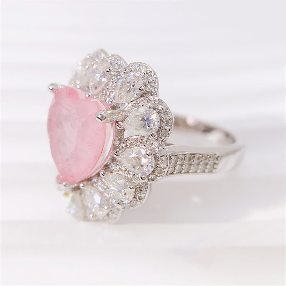 Entourage ring met een grote roze hartvorm briljant, kleine briljant en druppelvorm briljanten
