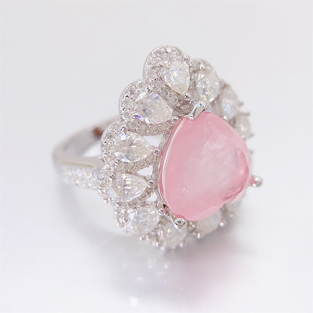 Entourage ring met een grote roze hartvorm briljant, kleine briljant en druppelvorm briljanten