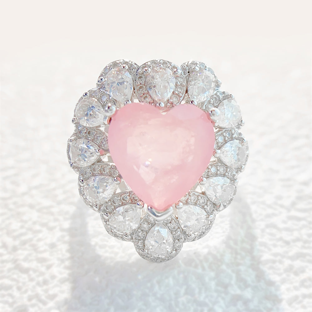 Entourage ring met een grote roze hartvorm briljant, kleine briljant en druppelvorm briljanten