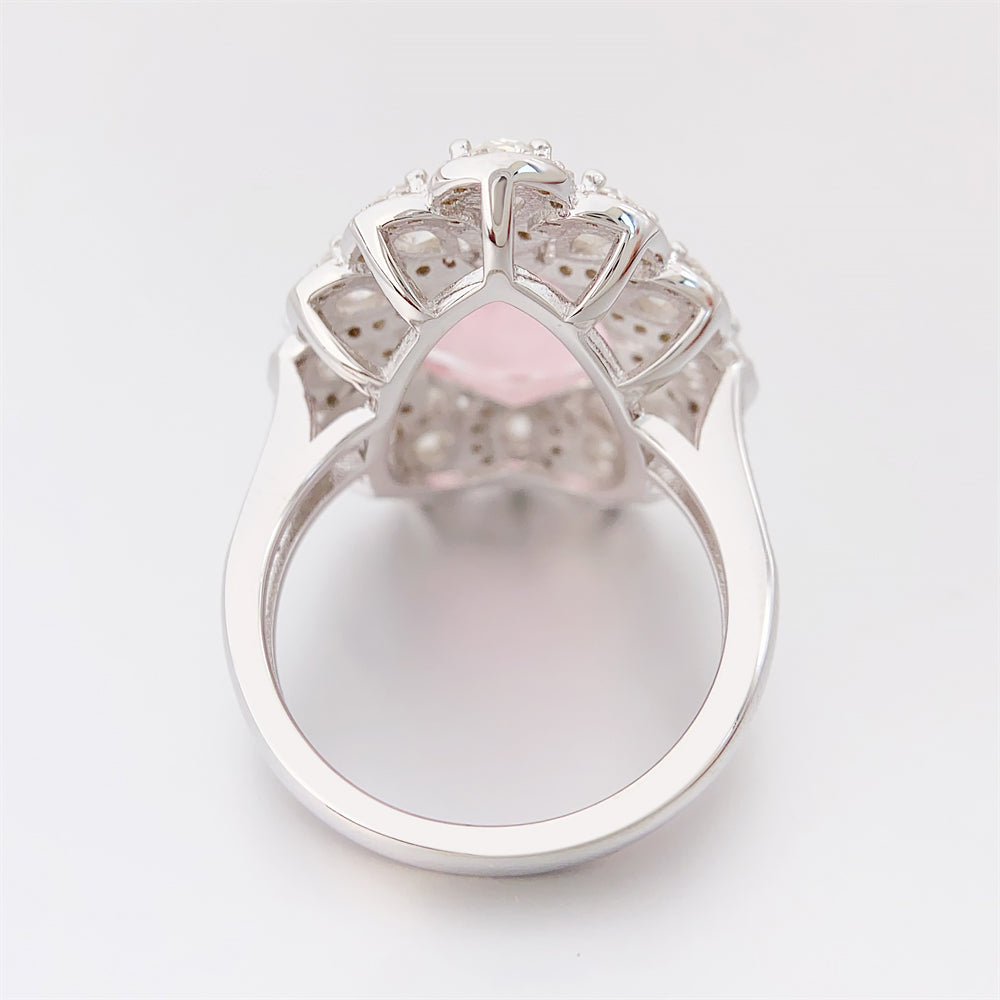 Entourage ring met een grote roze hartvorm briljant, kleine briljant en druppelvorm briljanten