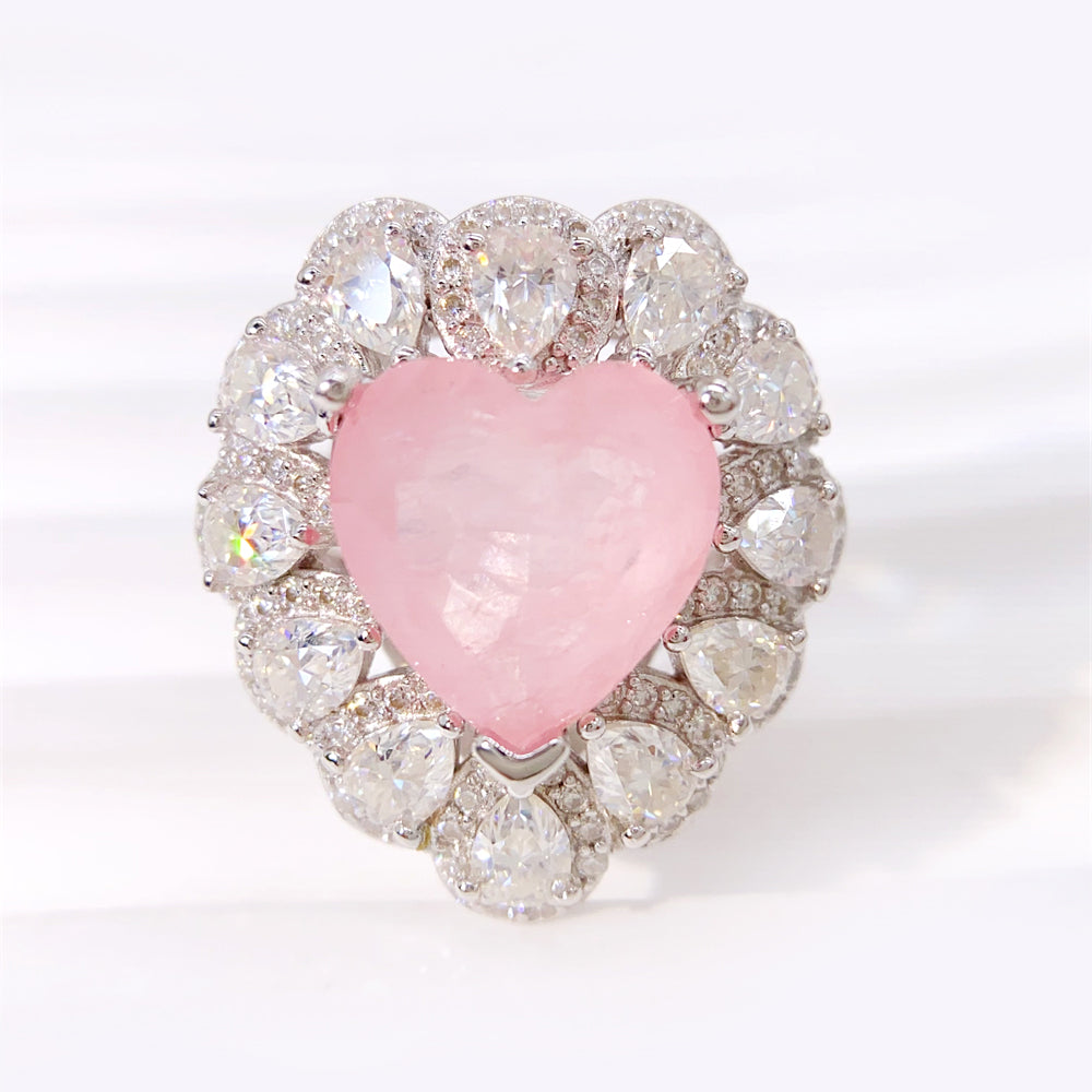 Entourage ring met een grote roze hartvorm briljant, kleine briljant en druppelvorm briljanten