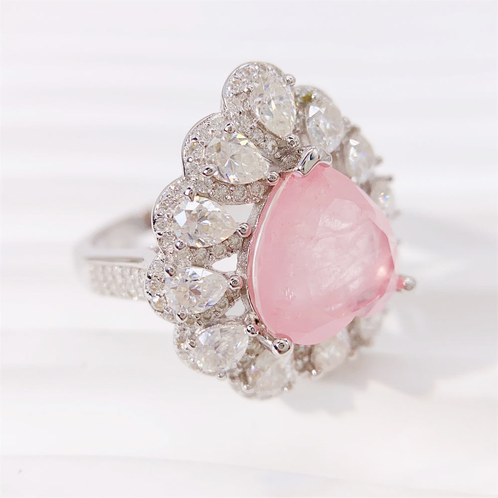 Entourage ring met een grote roze hartvorm briljant, kleine briljant en druppelvorm briljanten