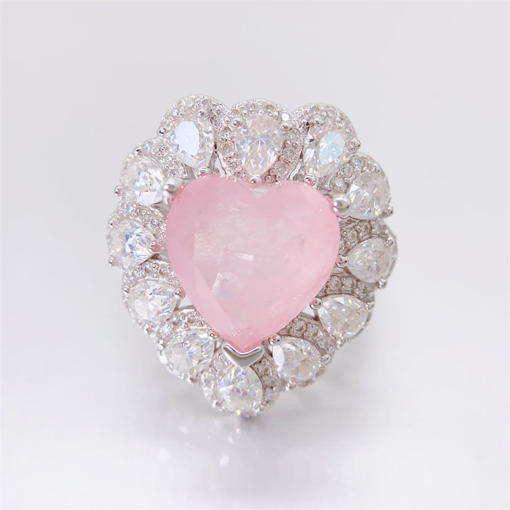 Entourage ring met een grote roze hartvorm briljant, kleine briljant en druppelvorm briljanten