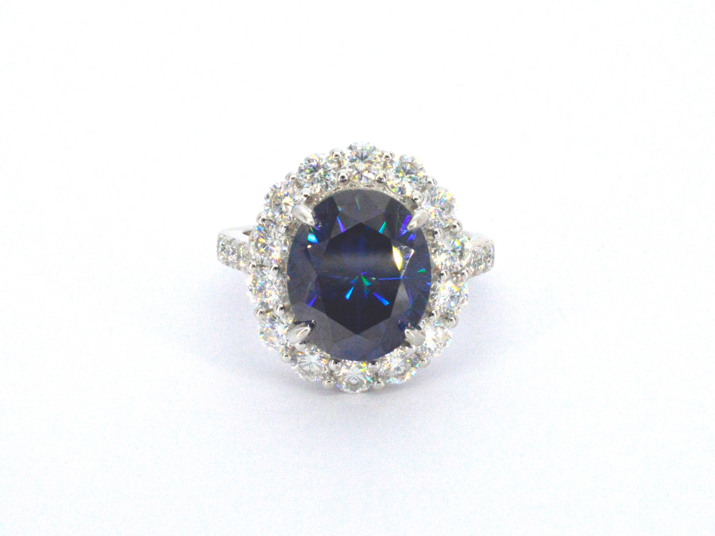 Entourage ring met witte briljanten en een grote saffier blauwe ovaal