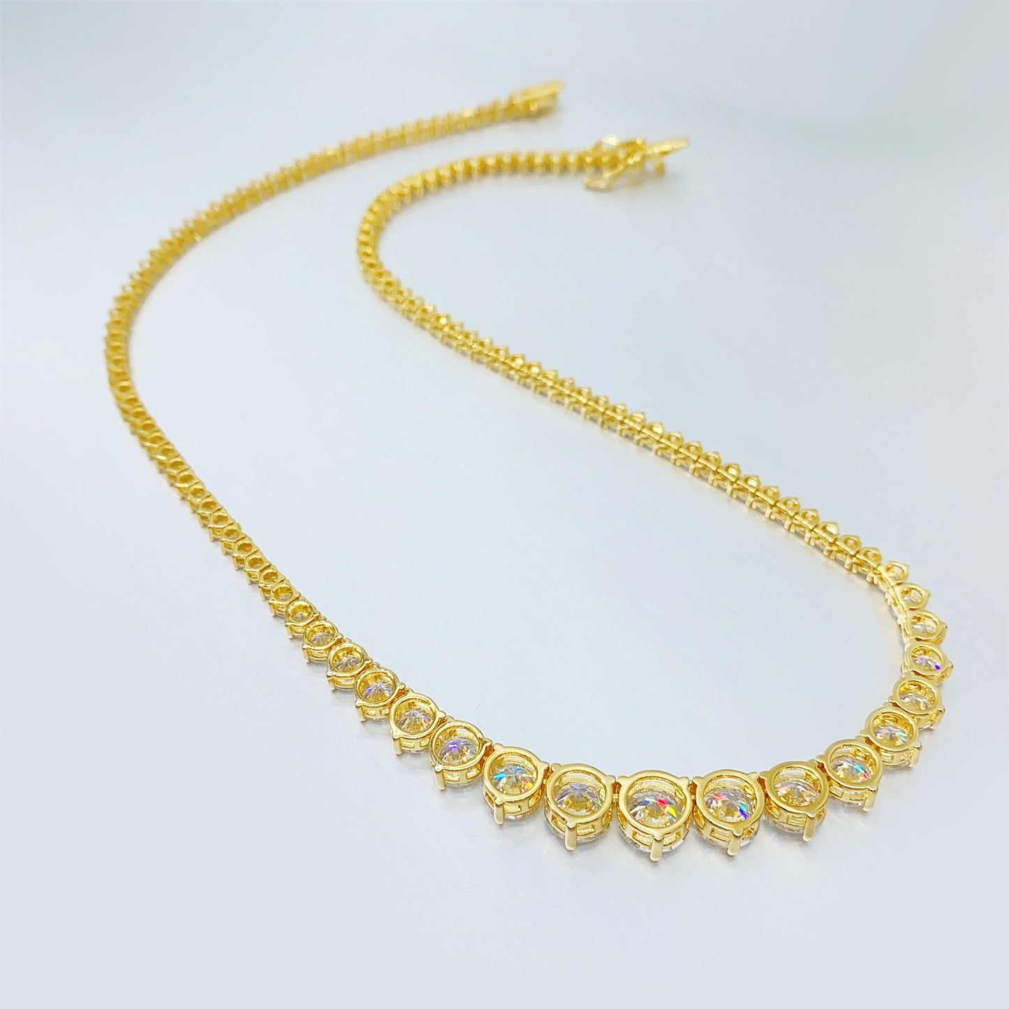 Gele collier met oplopende briljanten van 25.00 carat totaal