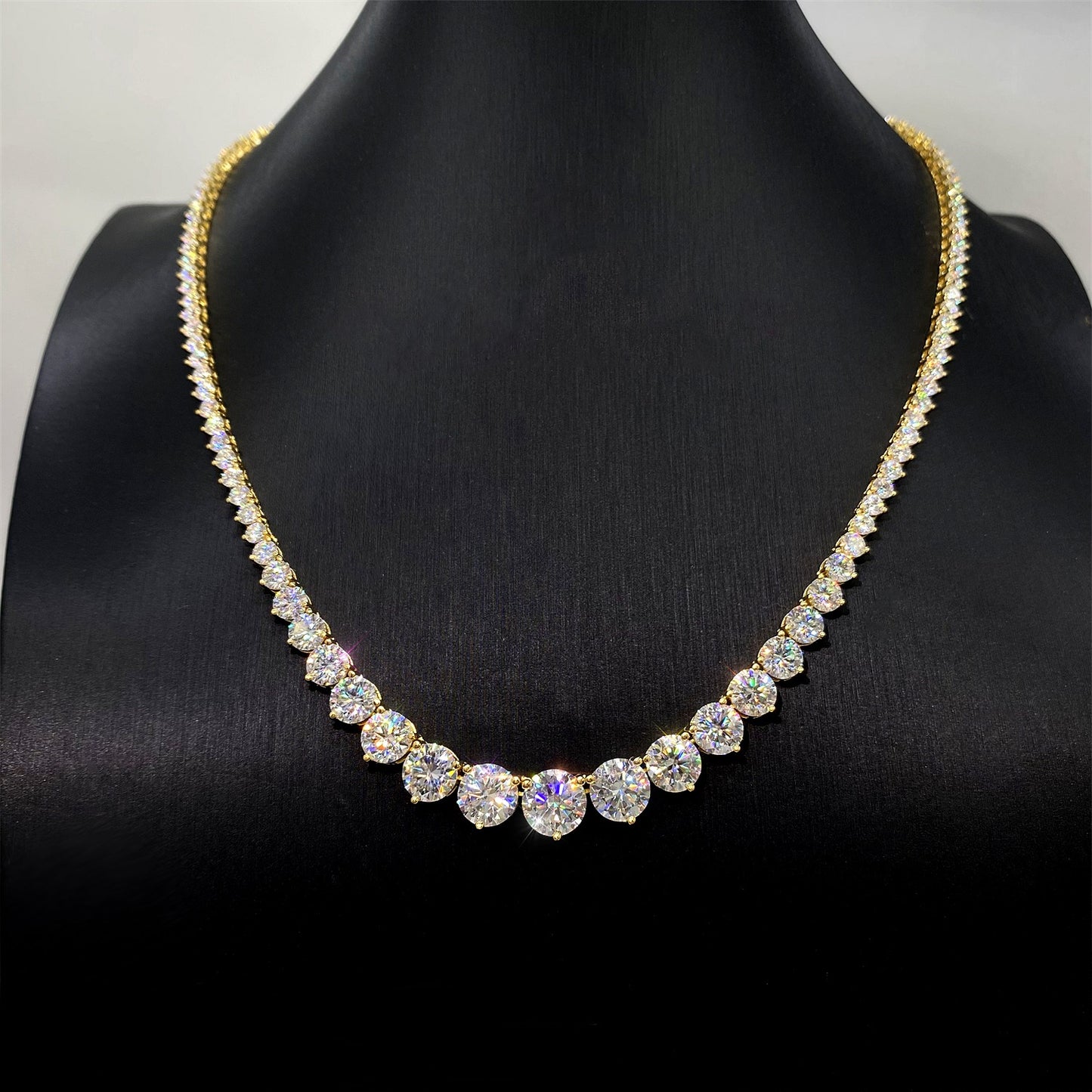 Gele collier met oplopende briljanten van 25.00 carat totaal