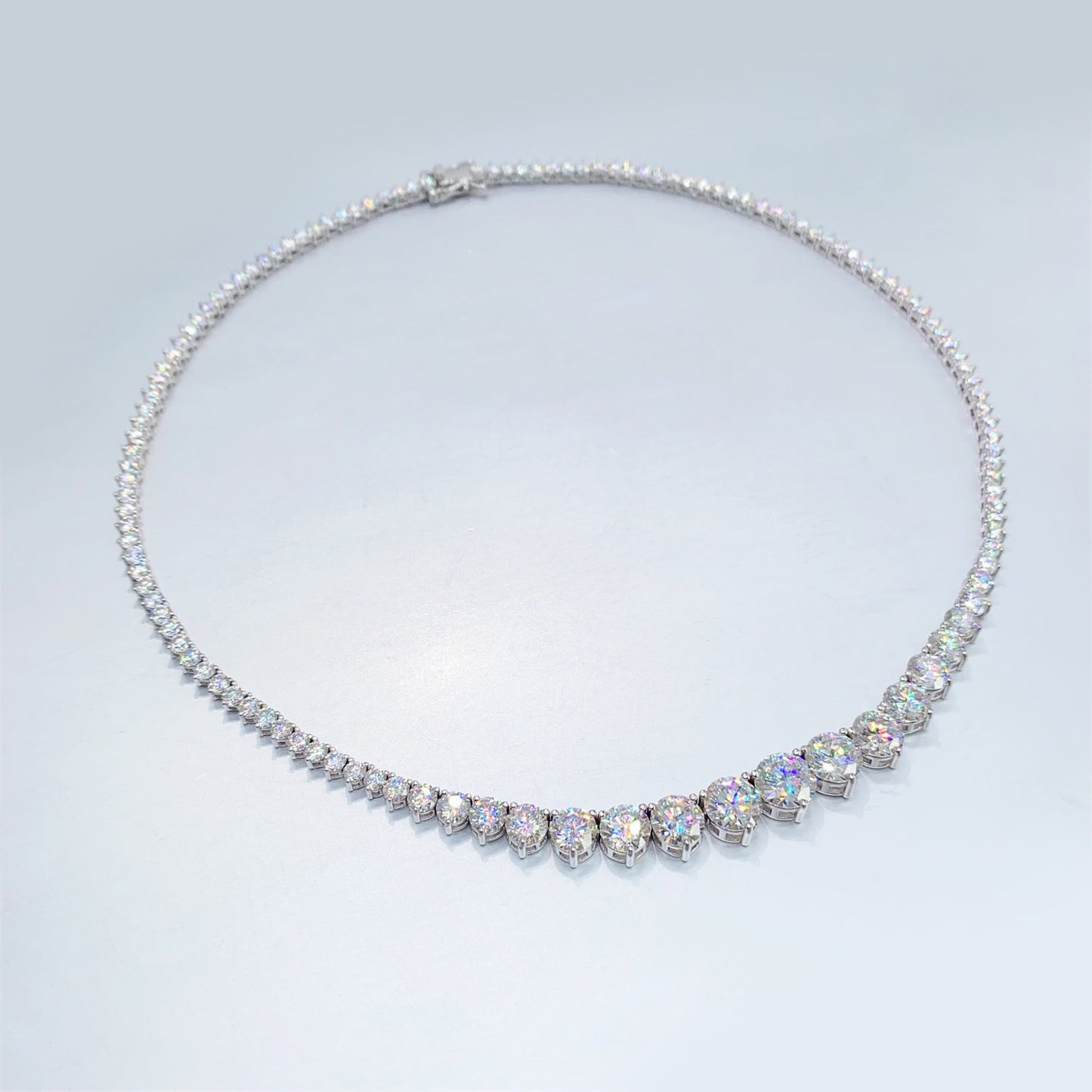 Witte collier met oplopende briljanten van 25.00 carat totaal