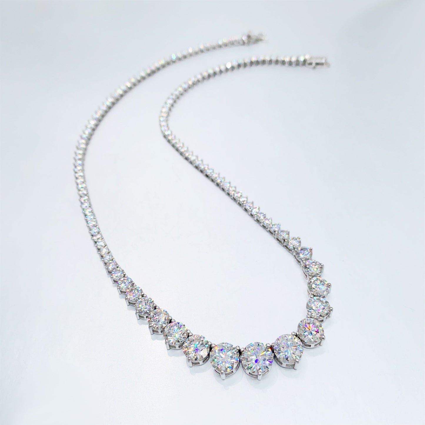 Witte collier met oplopende briljanten van 25.00 carat totaal