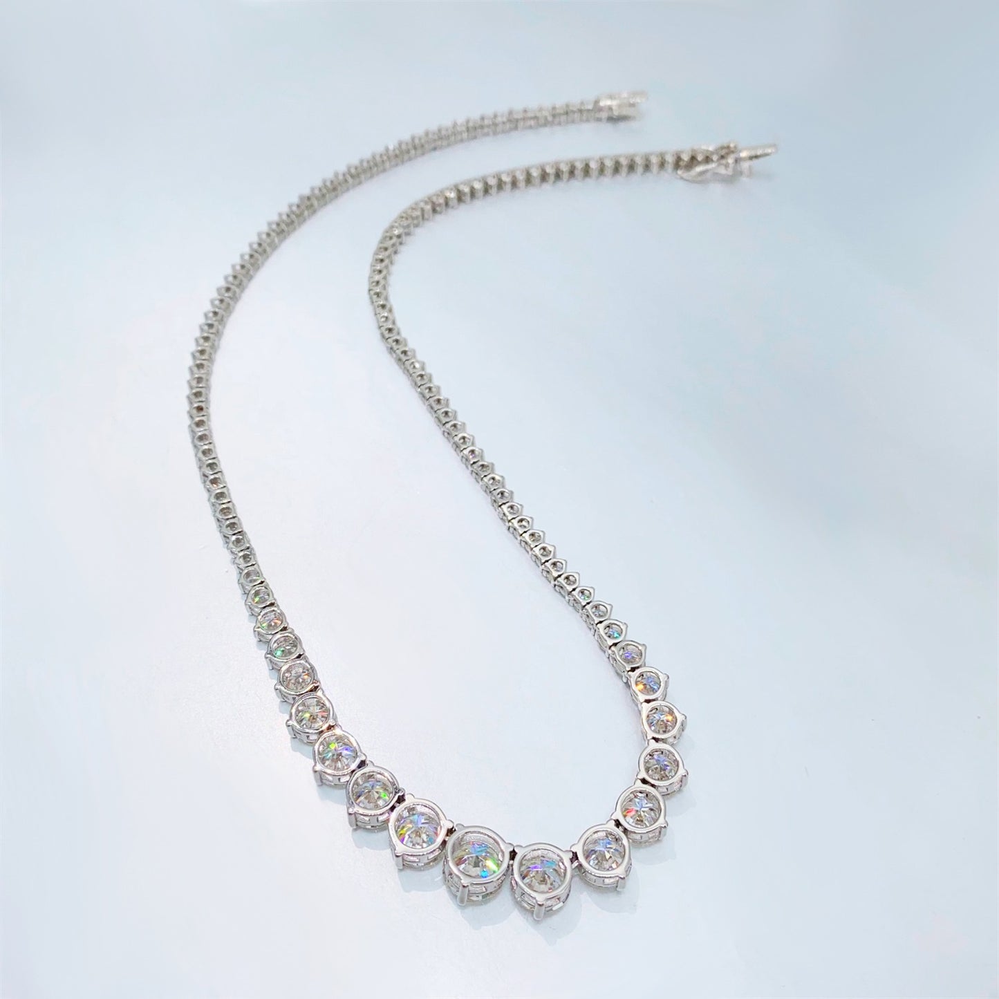 Witte collier met oplopende briljanten van 25.00 carat totaal