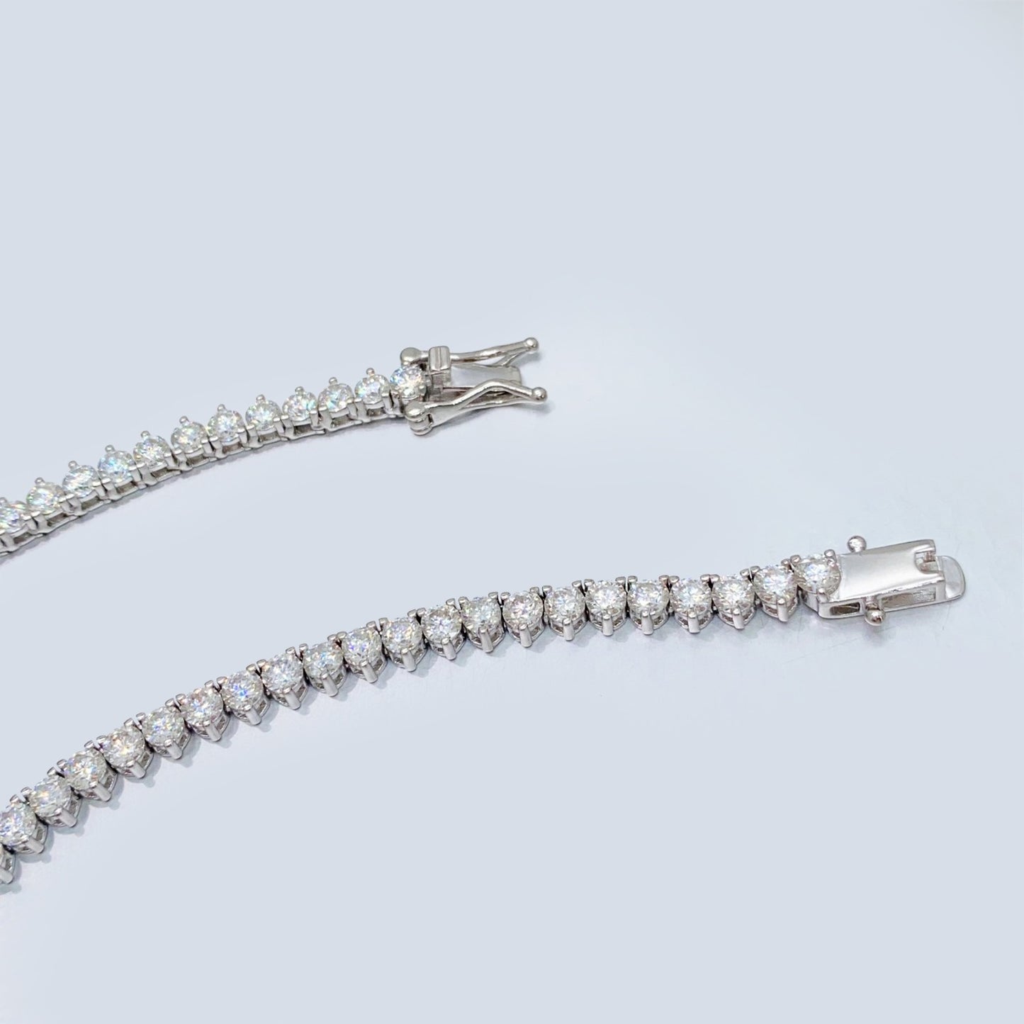 Witte collier met oplopende briljanten van 25.00 carat totaal