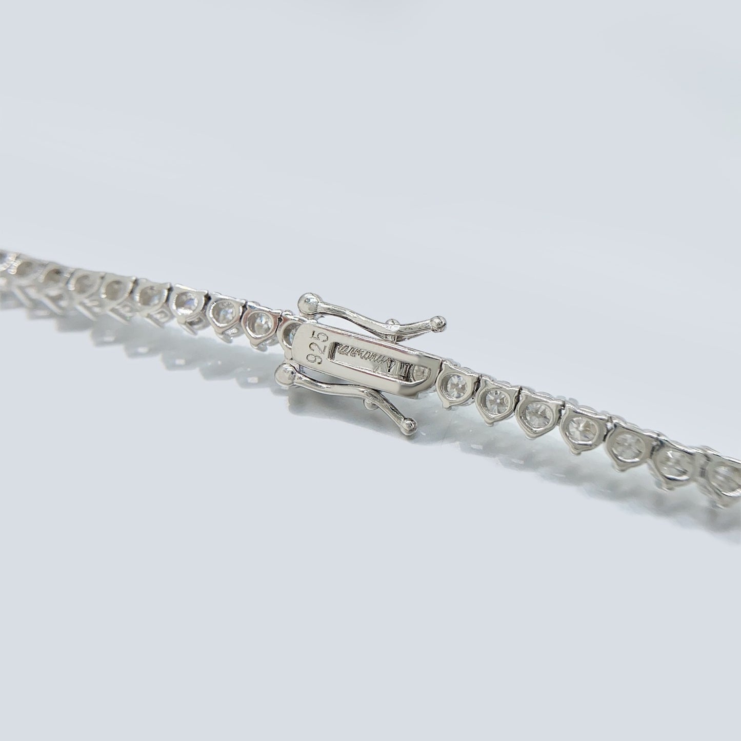 Witte collier met oplopende briljanten van 25.00 carat totaal