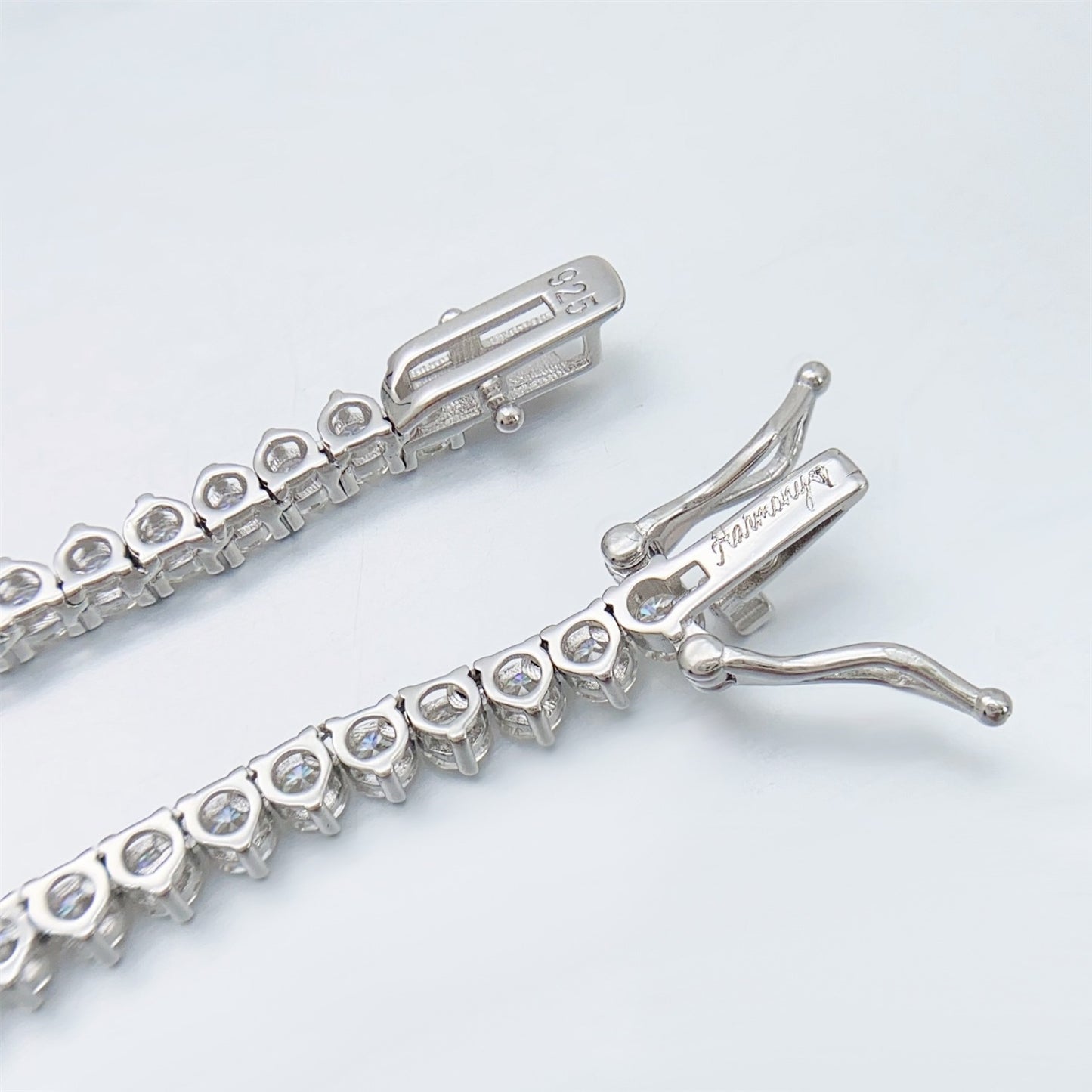 Witte collier met oplopende briljanten van 25.00 carat totaal
