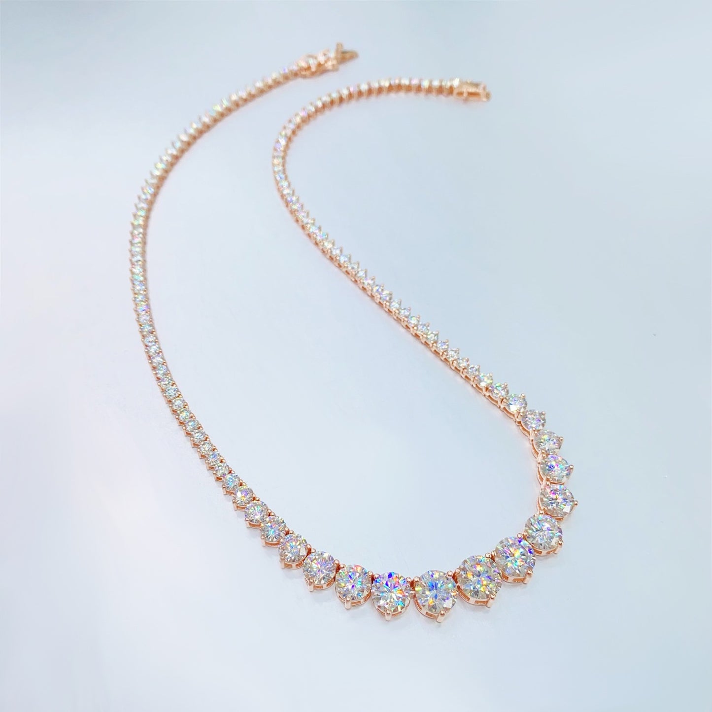Rose collier met oplopende briljanten van 25.00 carat totaal