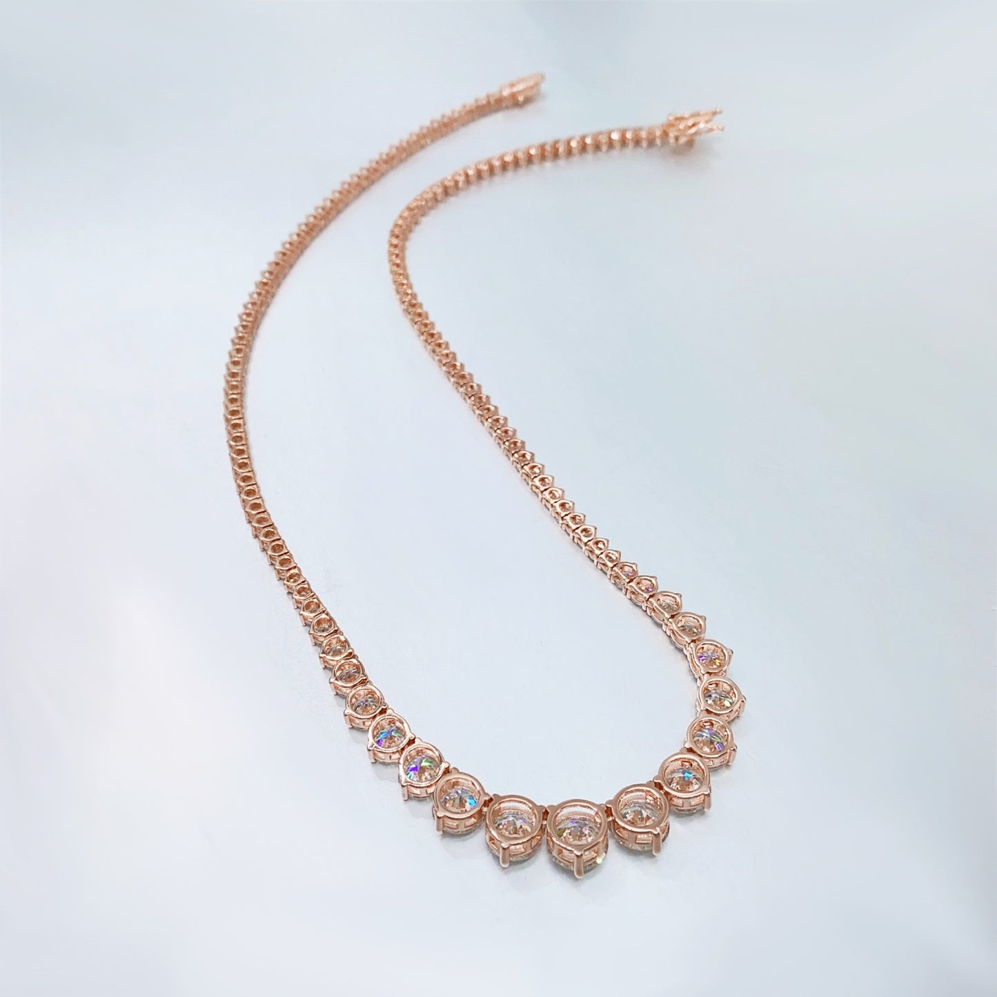 Rose collier met oplopende briljanten van 25.00 carat totaal