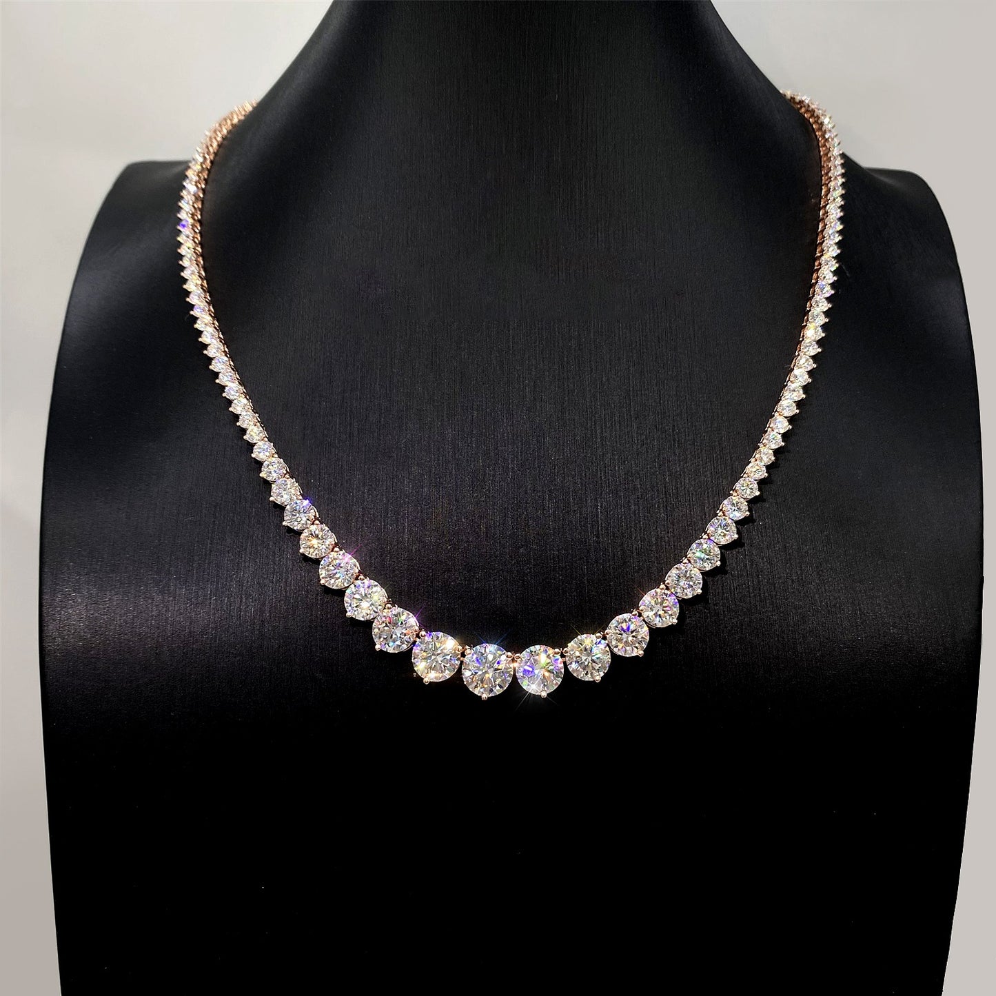 Rose collier met oplopende briljanten van 25.00 carat totaal